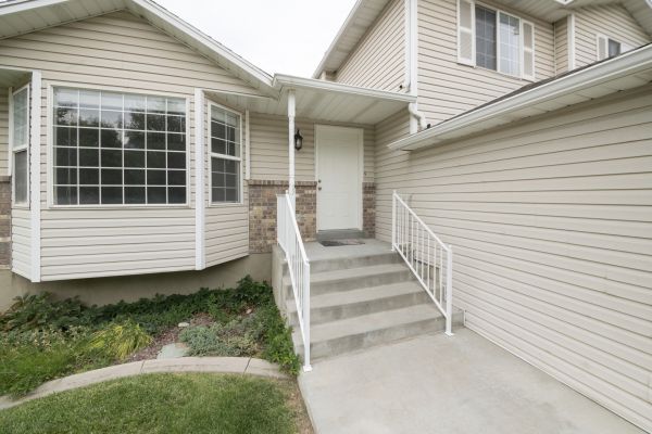 Cost of White Vinyl Siding Replacement in Saint Peters
